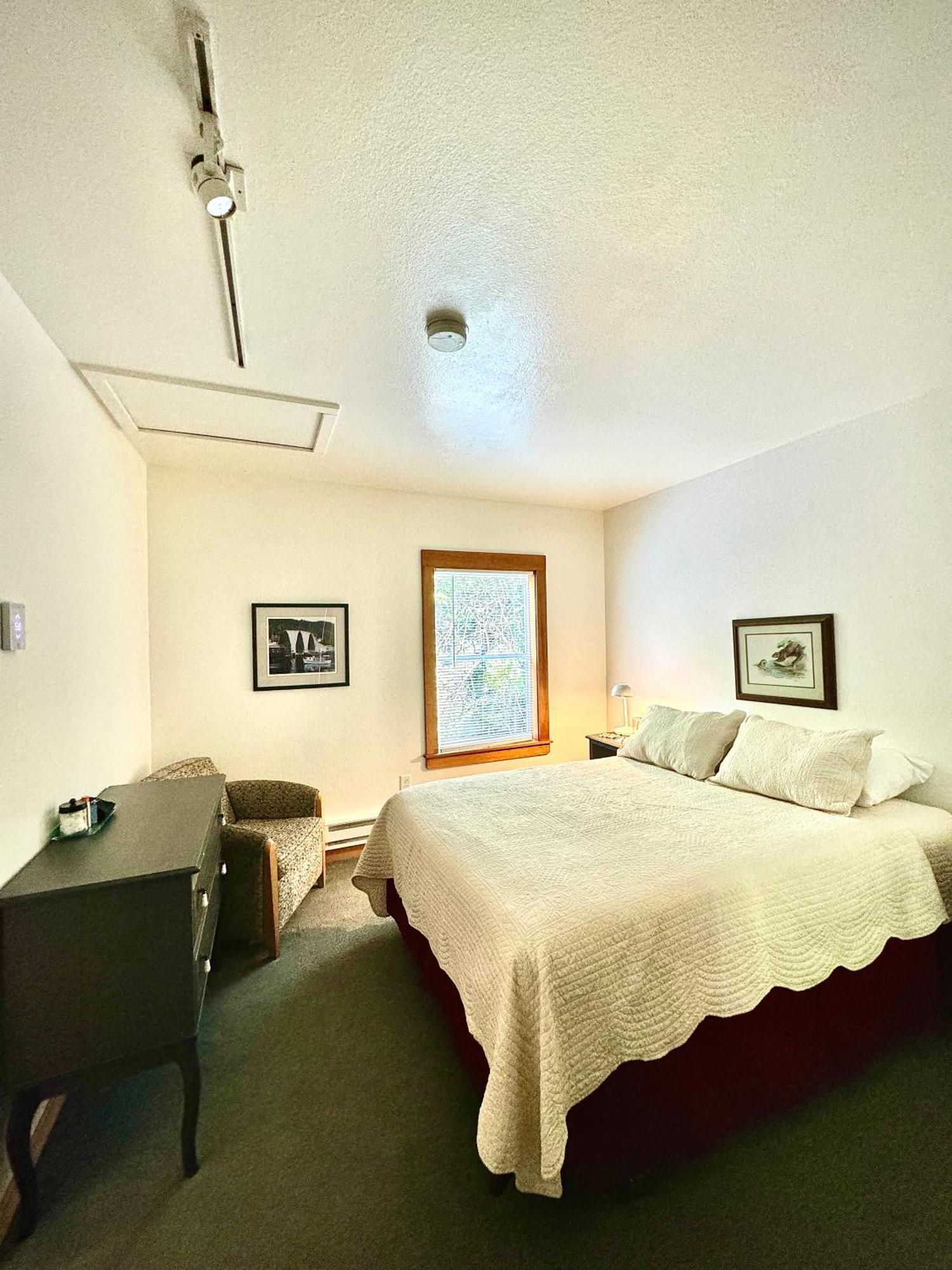 At Creek Street Inn 2*